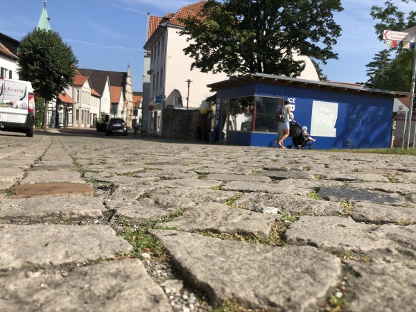Das „Rumpelpflaster" am Langenbrücker Tor wird kurz vor der Kommunalwahl vollends zum Politikum. Mehrere Volksvertreter stellen den Kompromiss aus dem Frühsommer in Frage.  - © Till Brand