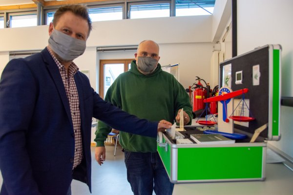 Hendric Schwär-Fröhlich (links) vom Fachbereich Jugend und Schule der Stadt und Ian Modest von der Drogenberatung sind überzeugt, dass der Cannabis-Koffer bei der Suchtvorbeugung helfen kann. - © Raphael Bartling