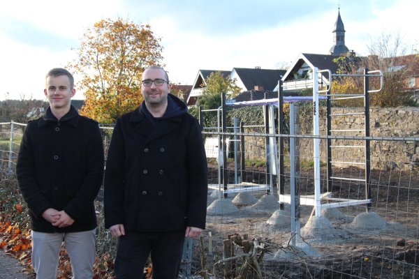 Vorsitzender Christian Klute und Jan Lippemeier vom TV Horn freuen sich über die neue Calistenics-Anlage in der Nähe des Eulenturms, die im nächsten Jahr genutzt werden kann.  - © Cordula Gröne