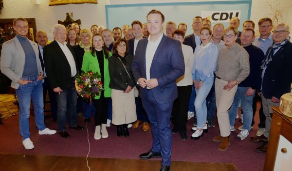 Das Team der CDU Horn-Bad Meinberg mit Bürgermeisterkandidat Michael Ruttner in der Mitte sowie allen Kandidaten zur Wahl des Rates (Entweder Direktkandidat oder persönlicher Vertreter). - © Manfred Hütte