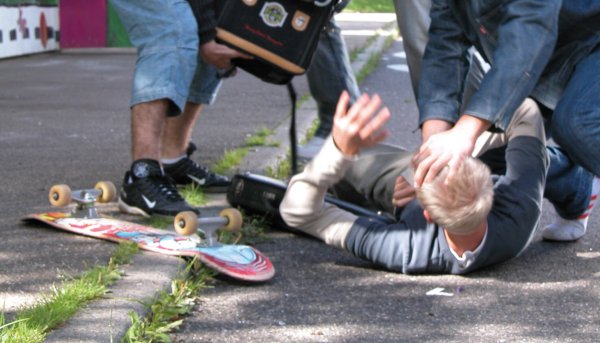 Körperverletzungen kommen auch auf lippischen Schulhöfen vor. - © Polizeiliche Kriminalprävention der Länder und des Bundes