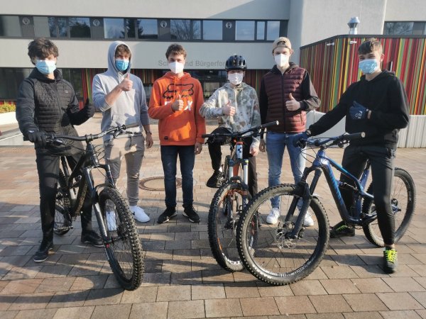 Auch sie kamen mit zahlreichen Sportkollegen zur Hauptausschuss-Sitzung der Stadt, um sich für ihr Anliegen einzusetzen: die Barntruper und Begaraner Mountainbike-Fans (von links) Luka Zeisberg (14), Marius Wennemann (19), Tjark Nolte (14), Felix Wiegrebe (13), Karl Schulz (17) und Teo Töws (16).  - © Sylvia Frevert(LZ)