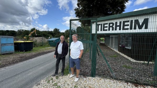 Stefan Quirini und Dr. Wolfgang Holtmann vom Vorstand des Tierschutzvereins Bad Salzuflen-Lemgo sorgen sich um die Zukunft des Tierheims. Im Hintergrund ist die Baustelle der Stadtwerke zu sehen. - © Sven Kienscherf