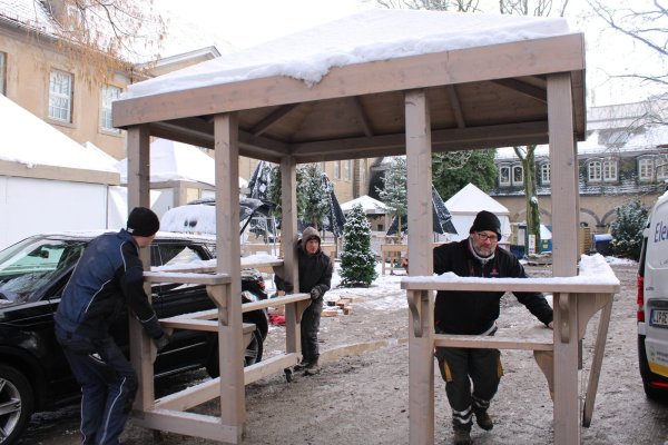 Die restlichen Hütten des Weihnachtsmarkts werden im Schlosspark platziert. - © Chiara Wibbeke