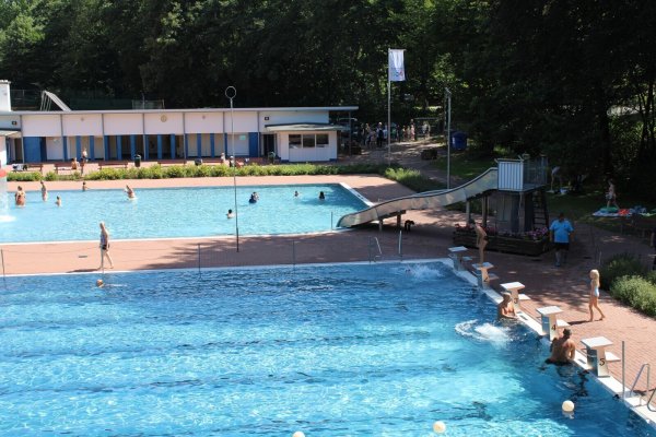 Im Sommer 2022 suchten schon vormittags die ersten Besucher die Erfrischung im kühlen Nass. - © Archivfoto: Nico Duellmann