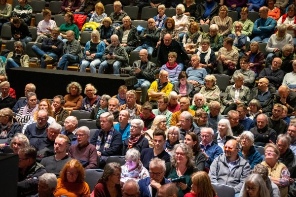 Das Interesse an der Macht-Wächter-Ausgabe mit Jonathan Sachse vom Recherchenetzwerk "Correctiv" war groß: Es erwies sich als goldrichtig, die Veranstaltung vom kleinen in den großen Saal der Stadthalle umzuziehen. - © Raphael Bartling
