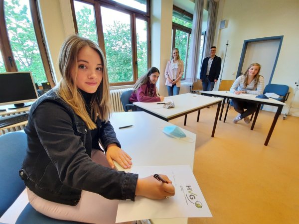 Die Schülerinnen (von links) Lynn Klingbeil (17), Celina Beverung (16) und Lene Erbs (16) haben sich an „Briefe gegen die Einsamkeit" beteiligt und an die Bewohner der Kreissenioreneinrichtung in Blomberg geschrieben. Lehrerin Michelle Matheus und Schulleiter Michael Hanke freuen sich, dass 60 Briefe verfasst wurden.  - © Michaela Weisse