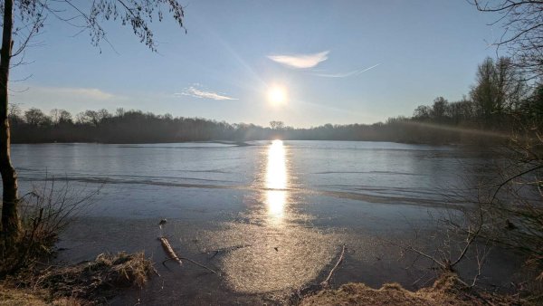 Der idyllische Meschesee in Detmold soll im August 2024 Tatort eines Verbrechens geworden sein. Davon ist die Staatsanwaltschaft Detmold überzeugt. - © Yvonne Glandien
