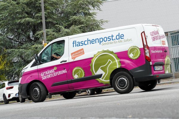Einer der typischen Flaschenpost-Lieferwagen, wie sie inzwischen auch in OWL unterwegs sind. - © picture alliance / Flashpic