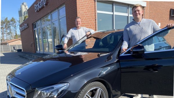 Inhaber Bernd Brokamp (l.) und sein Nachfolger Nils Tönnemann freuen sich, dass die Übergabe von Mercedes-Brokamp in Harsewinkel im Kreis Gütersloph geregelt ist. - © Markus Voss