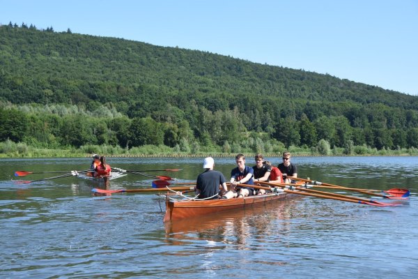 Noch recht schaukelig ist es für die Schnupperkursteilnehmer bei ihrer ersten Rudertour auf dem Schiedersee. Am ersten Tag standen für die zwölf- bis 16-Jährigen vor allem Gleichgewichts- und Technikübungen auf dem Programm. - © Raphael Bartling