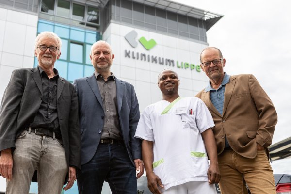 Mit Teamwork zum Ziel: Das Foto zeigt (von links) Heinrich Schüring (ehrenamtlicher Betreuer), Stefan Fenneker (Leiter des Fachbereichs für Soziales, Integration und Bürgerservice bei der Stadt Detmold), Odummanwen Sylvester Joseph und Wolfhardt Müther (Beauftragter für Integration und Inklusion am Klinikum Lippe). - © Torben Gocke
