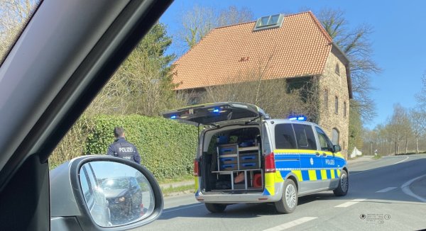 Die Hamelner Straße zwischen Lemgo und Dörentrup wurde kurzzeitig gesperrt. - © Axel Bürger
