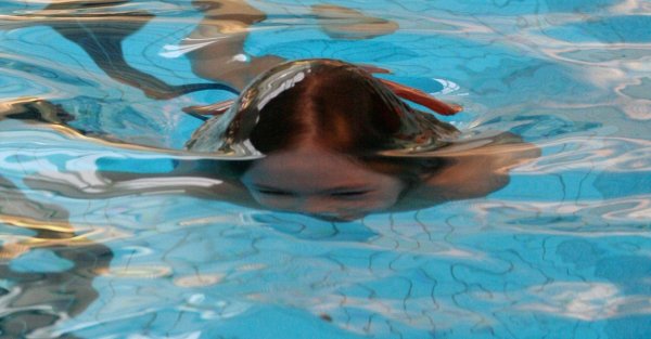 Viele Partner sind aus Sicht der Stadt gefordert, um die Defizite beim Schwimmenlernen aufzuholen, die es wegen der Lockdown-Pausen gibt – natürlich auch die Eltern.  - © Till Brand