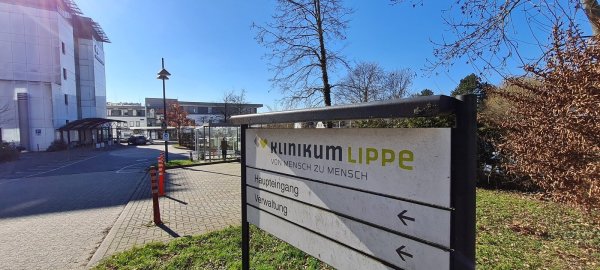 Das Aktionsbündnis will die angedachte Konzentration der meisten Abteilungen des Klinikums hier am Standort Detmold verhindern. - © Marianne Schwarzer