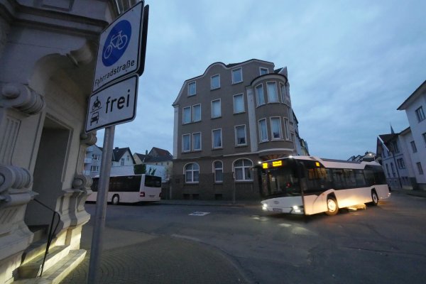Regelmäßigen Linienbusverkehr, wie im letzten Teilstück der Emilienstraße, sieht der ADFC noch nicht als Grund, auf die Ausweisung einer Straße als Fahrradstraße zu verzichten. - © Jost Wolf