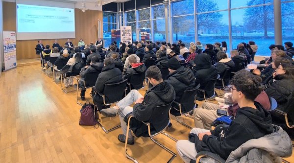 Erfahrene Ausbilder standen den Schulabgängern im großen Saal der IHK Lippe zu Detmold Rede und Antwort. - © IHK Lippe zu Detmold