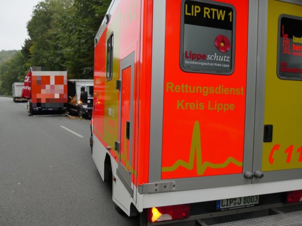 Ein Rettungswagen des Kreises Lippe ist bei einem Unfall im Einsatz. - © Symbolfoto: Jost Wolf