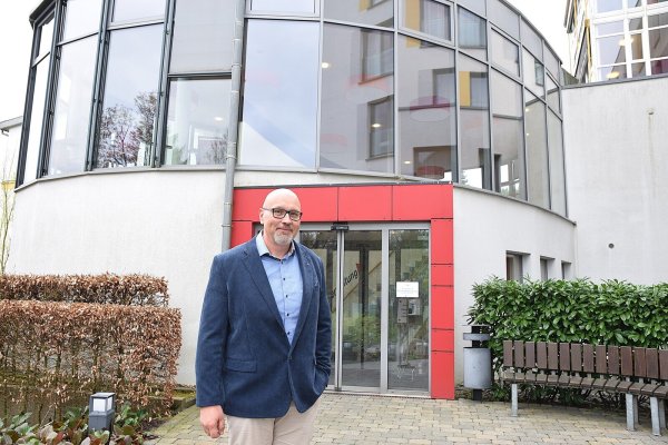 Tobias Steinmann vor dem Eingangsbereich des Müllerburg. Dem 49-Jährigen ist es wichtig, seinem Mitarbeiterteam auf Augenhöhe zu begegnen. Dass die meisten zu ihm aufschauen, hat auch mit seiner Körpergröße zu tun. Foto: Karin Prignitz - © Karin Prignitz