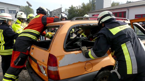 Beim Bundeskongress üben die Feuerwehrfrauen das Öffnen von Fahrzeugen. - © Rudi Rudolph