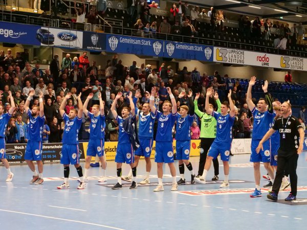 Sie jubeln wieder: Nach dem ersten doppelten Punktgewinn in der neuen Bundesligasaison war bei den blauen Jungs Heiterkeit pur angesagt. - © Jörg Hagemann