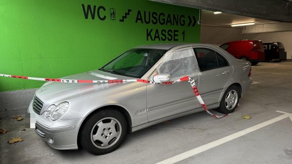 Mit Absperrband abgesicherter Mercedes im Parkhaus Zentrum. - © Sven Kienscherf