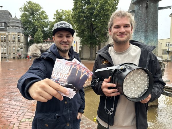 Initiator Luca Gliozzo (links) sowie Yannik Seeberg vom Lagenser Stadtmarketing freuen sich auf die "Raus aus dem Haus"-Premiere auf dem Marktplatz. - © Sandra Castrup