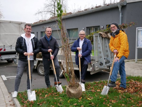 Symbolischer Spatenstich: (von links) Norman Rackisch (Gebäudewirtschaft Lemgo), Roman Paschek (CDU Lemgo), Michael Seidel (Fielmann Group) und Karl-Heinz Mense (Nachbarschaft Lemgo Süd). - © Alte Hansestadt Lemgo