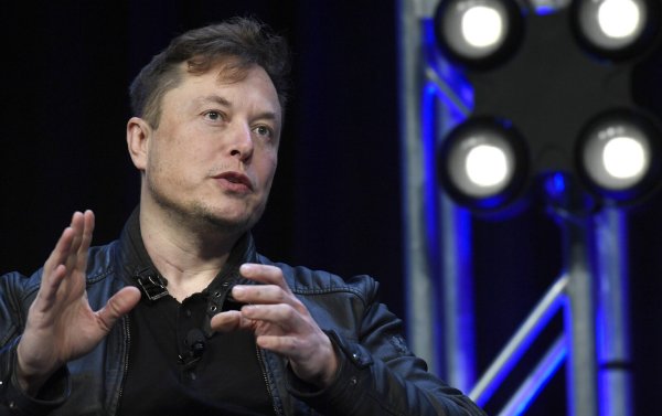Tech-Milliardär Elon Musk hat laut einem Medienbericht im vergangenen Jahr das US-Verteidigungsministerium über ein persönliches Gespräch mit Kremlchef Putin informiert. - © Susan Walsh/dpa
