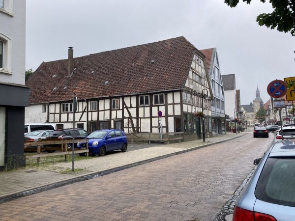 Dieses Haus und das daneben liegende Grundstück in der Mittelstraße sollen von der Immobiliengenossenschaft entwickelt und wieder nutzbar gemacht werden. - © Cordula Gröne