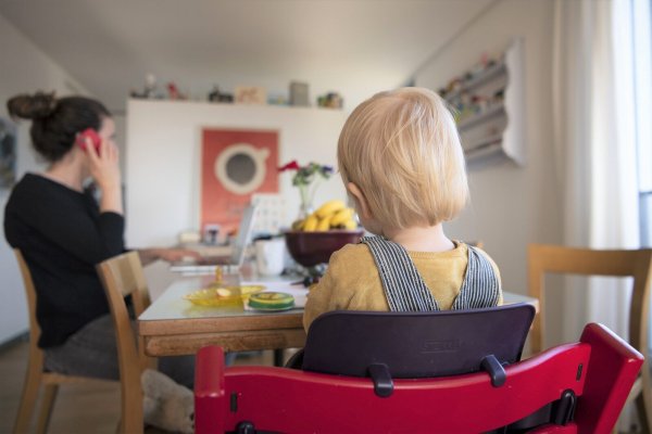 Klinkenputzen per Telefon: Die Suche nach einem Kinderarzt ist für Eltern angesichts des großen Mangels langwierig und mühsam. Ein paar wichtige Infos helfen. - © dpa