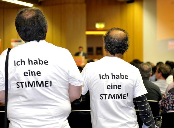 Teilnehmer einer Diskussionsrunde zur Integrationspolitik tragen T-Shirts mit der Botschaft "Ich habe eine Stimme". - © SANDRA SANCHEZ