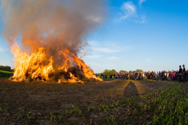 Hier brennt das Osterfeuer der Löschgruppe Biemsen-Ahmsen. Es wird dieses Jahr gegen 18 Uhr nahe des Feuerwehrgerätehauses, Buschortstraße 50, entzündet. - © Feuerwehr Bad Salzuflen