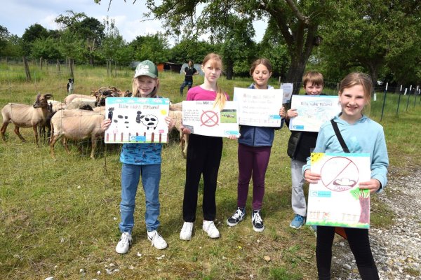 Aik (von links), Klara, Matilda, Niklas und Paula zeigen ihre Plakate. - © Karin Prignitz