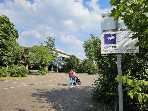Geht man vom Parkplatz auf das Schulgelände, gibt es die Videoüberwachung. Auch am Jugendzentrum. Ob diese ausgeweitet werden sollte, war eine Frage, die im Ausschuss diskutiert wurde. - © Astrid Sewing