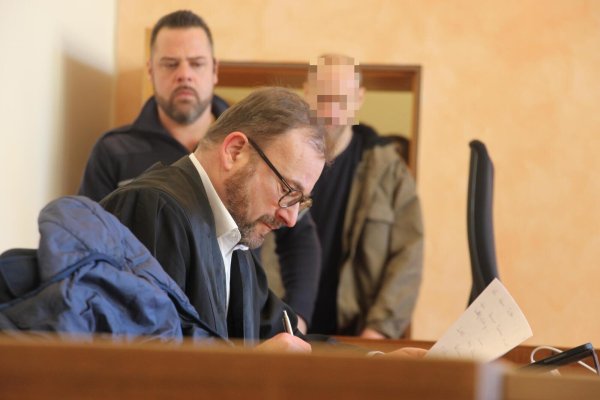 Rechtsanwalt Martin Mauntel aus Bielefeld bereitet sich auf den weiteren Prozessverlauf vor. Der Verteidiger vertritt den wegen versuchten Mordes angeklagten Detmolder (49). - © Janet König