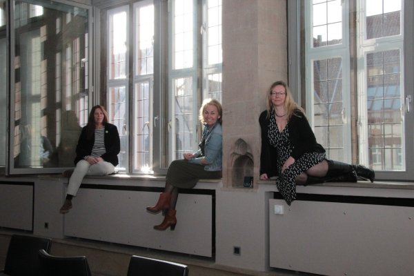 Mehr Frauen sollen sich politisch, gesellschaftlich und ehrenamtlich engagieren. Dazu haben (von links) Claudia Stolz, Britta Y. Stricker und Christiane Thiel die Initiative "Frauenblick auf Politik" ins Leben gerufen. - © Carolin Brokmann-Förster
