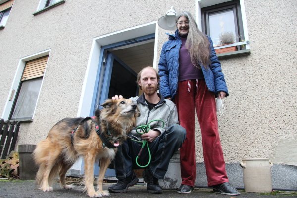 Andreas Rohrbach und Veronika Bögeholz stehen mit Rosi vor dem Haus, aus dem sie im Mai ausziehen müssen. - © Kirsten Fuhrmann