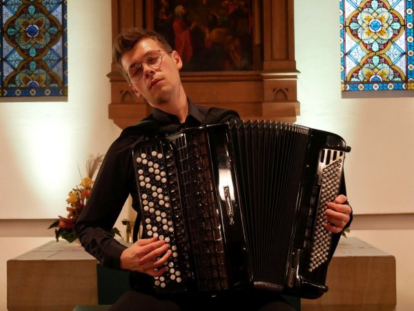 Zeigt die Vielfalt des Instrumentes. Der polnische Akkordeonist Krzysztof Madyda entfaltet die Vielfalt des Akkordeons im großen künstlerischen Bogen. - © Thomas Krügler