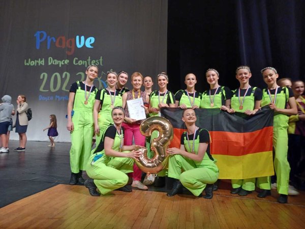 Die Tänzerinnen aus Lippe feiern ihren Erfolg in Prag: (von links, hinten): Mona Soutodeh, Xenia Bomm, Enna Liz Ahlgrimm, Ballettlehrerin Olga Kochanke, Esther Steinwart, Nele Plugge, Mila Lehmann, Marie Luise Beratz, Henrieke Schädel, Merle Cilsik und im Vordergrund Sophia Stepanova und Celina Reger. - © Ballettschule Olga Kochanke