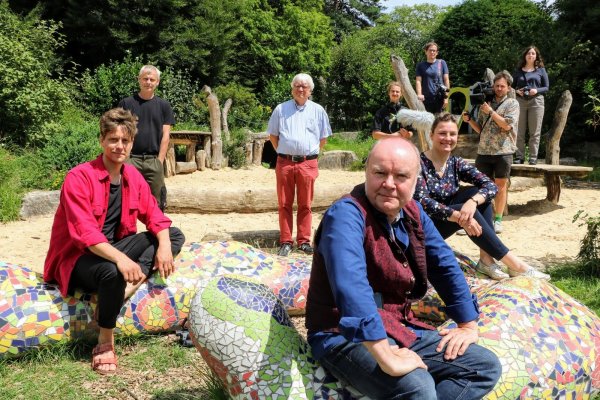 Marvin Hesse, Jörg Erber und Anna-Maria Schneider koordinieren das Filmprojekt (vorne von links). Dr. Rudolf Diekmeier und Jürgen Scheffler (dahinter von links) sind ihre Ansprechpartner in Dörentrup. Die Projektgruppe Til Lohmeyer, Thomas Handke, Josef Bäcker und Nele Elson (hinten von links) machen ihre ersten Videoaufnahmen in der Region. - © Yvonne Glandien