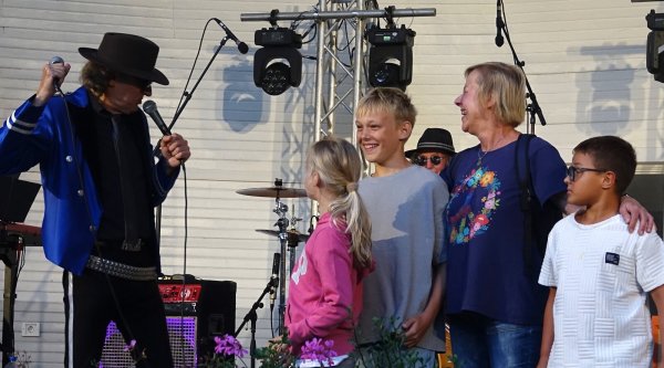 Udo mit seinen lippischen Gästen: Oma Heike und ihre Enkelkinder Lea, Mats und Ben aus Fissenknick. Alle vier sangen bei "Komet" mit. - © Axel Bürger