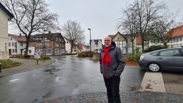 Hartmut Baack an der Kreuzung Braker Mitte/ Niedernhof. - © Nadine Uphoff
