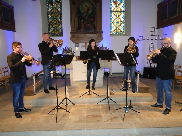 Das Bläser-Quintett "Symphonic Brass goes Opera" präsentiert in Bergkirchen einen Querschnitt seiner Arbeit für das Lippische Landestheater. Von links: Felix Beno (Trompete), Manuel Morgenthaler (Posaune), Lauren Whitehead (Horn), Akiko Watanabe (Posaune) und Daniel Konttori (Trompete). Foto: Hajo Gärtner) - © Hajo Gärtner