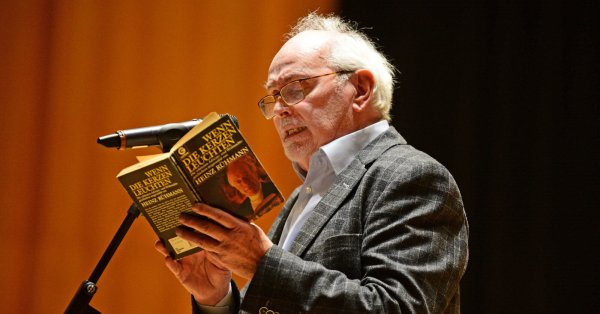 Peter-Uwe Witt liest in der Konzerthalle vor. - © Nicole Ellerbrake