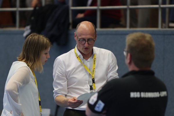 HSG-Geschäftsführerin Franziska Rautauoma und Beiratsboss Jens Genge stimmen sich ab, ganz rechts ist HSG-Trainer Steffen Birkner zu sehen. Vor dem letzten Spieltag lautet die Frage: Kommt Blomberg als Fünfter oder Sechster ins Ziel. - © Sebastian Lucas