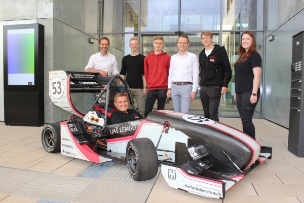 Professor Dr. Andreas Paa (links), Experte für Antriebstechnik aus dem Fachbereich Maschinenbau und Mechatronik der Technischen Hochschule Ostwestfalen-Lippe, betreut das OWL-Racing-Team. Die Studenten, im Bild ein Teil der Projektgruppe, entwickeln bereits das neue E-Rennauto für die kommende Saison. - © TH OWL