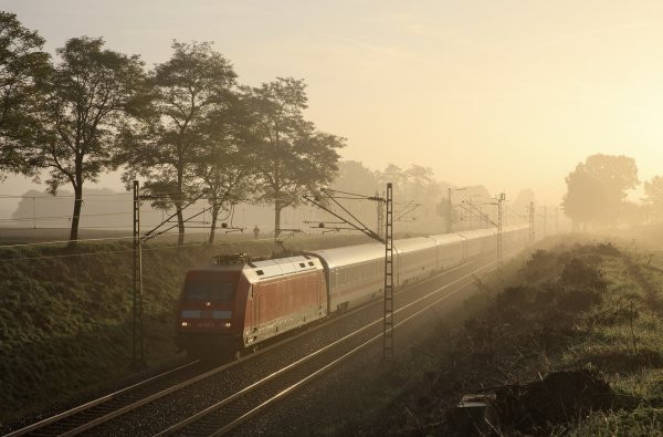 Ein Intercity der Deutschen Bahn rollt, gezogen von einer E-Lok, durch den Morgennebel. Ein Schauspiel, das so oder so ähnlich diese Woche auch in Lippe zu bestaunen ist. - © Georg Wagner/Deutsche Bahn