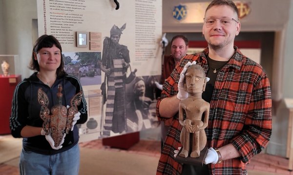 Auf den Spuren des Kolonialismus: Anna-Maria Nacke (von links), Museumsleiter Fabian Schröder und Volotontär Simon Bucher zeigen Objekte aus der Ausstellung "Sibalik Alogo - Aus Lemgo in die Kolonie", die am Sonntag eröffnet wird. - © Katrin Kantelberg