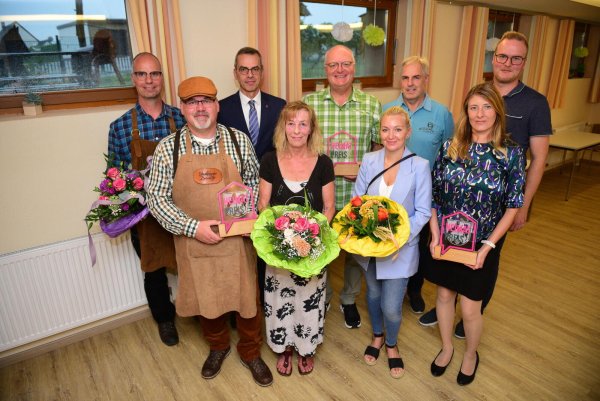 Setzen sich für die Heimat ein: Dirk Meinberg und Dirk Beckmann (Schwalenberger Brauzunft), Bürgermeister Jörg Bierwirth, Dorothee Klein (Heimat- und Verkehrsverein), Frank Golüke (Geschäftsführer Dorfgemeinschaft Lothe), Viktoria Volle (Förderverein Alexander Zeiß-Grundschule), Rolf Unglaube (TSV Lothe), Julia Böttcher (Förderverein Alexander Zeiß-Grundschule), Sascha Golüke (Schützengesellschaft, von links). - © Nicole Ellerbrake